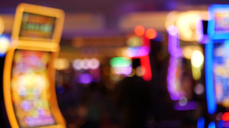 Pengguna membaca syarat bonus di ponsel